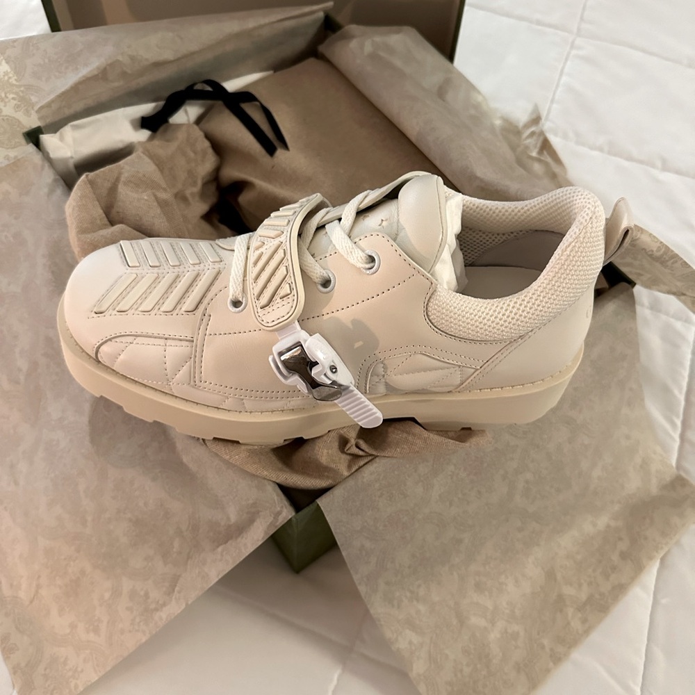 Gucci authentic leather sneakers/low-cut boots in its own box and shoe sleeves